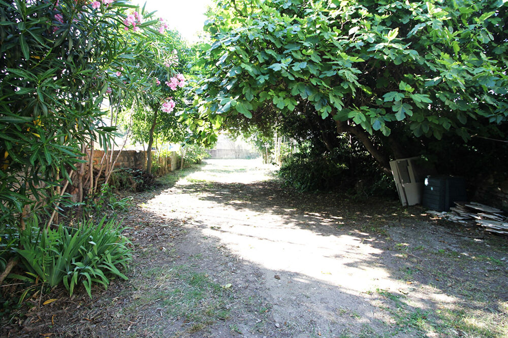 EXCLUSIVITE NIMES CAPOUCHINE/MARECHAL JUIN Maison des années 30 de type 3 avec garage et atelier terrain de 600m² divisible.