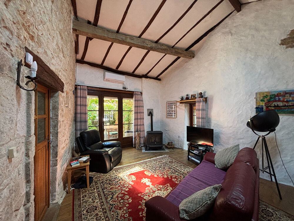 Charmante Maison de Village en Pierre avec Cours Privatives au Coeur de Nanteuil-en-Vallée