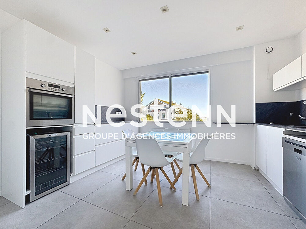 Location Appartement Grand Appartement Bron Type 5 pièces avec 3 chambres Balcon, Cave et Parking - 69500 BRON Bron