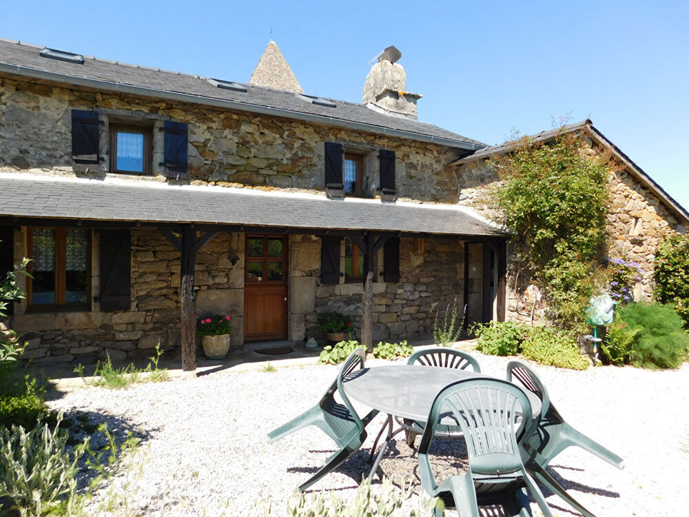 CORREZE. St Julien le Pelerin. Magnifique maison en pierre de 3 chambres avec gîte, grange avec écuries et terrain de 28 270 m².