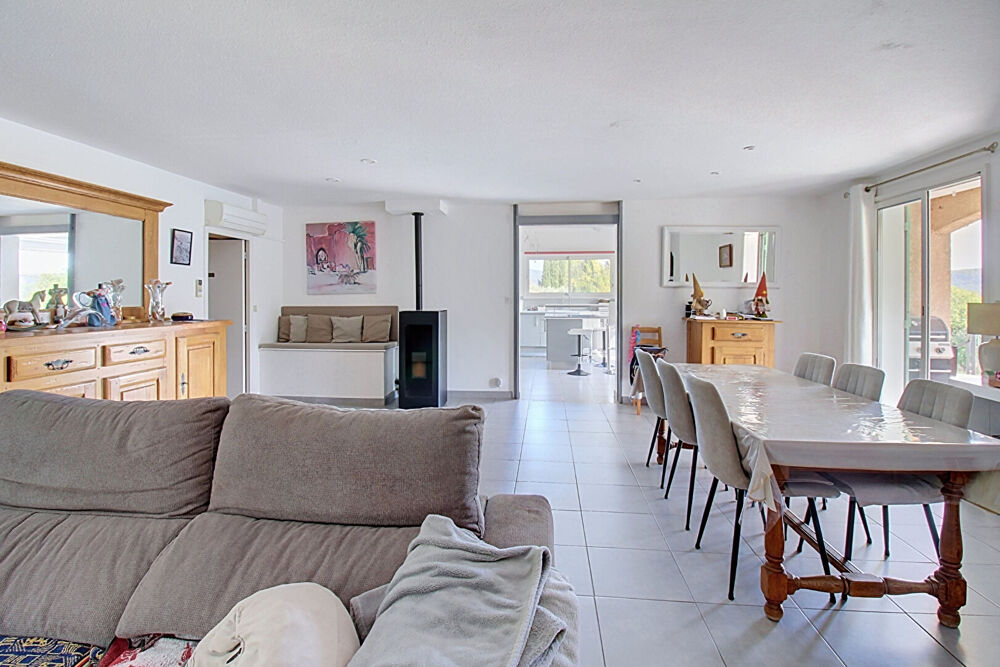 Vente Maison A VENDRE ! Maison à SALERNES de plain-pied avec dépendance piscine et 4 garages sur 2 945 m² de terrain Salernes