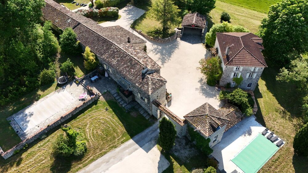 Projet famillial ou exploitation de gîte possible, pour ce très beau hameau à proximité de Roquecor