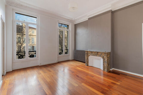 Local Commercial Spacieux de 90m2 Proche Palais de Justice 2350 13006 Marseille