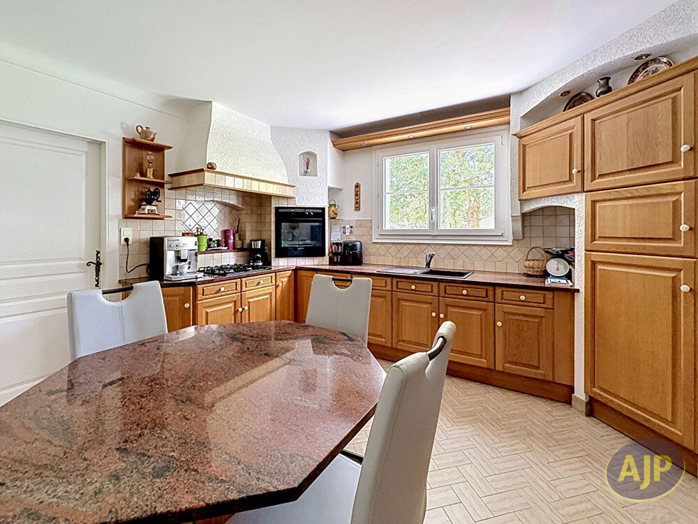 Maison 5 pièces 127 m² sur 1935 m² de terrain divisible.