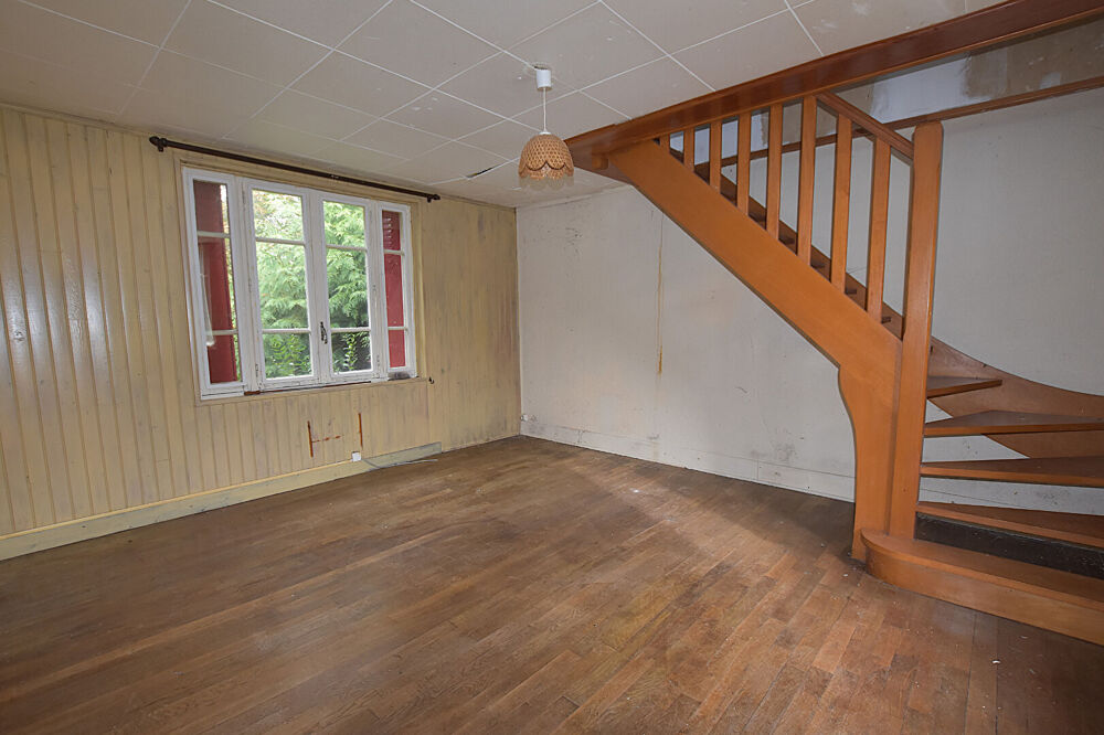 cette maison à rénover entièrement, offrant de belles possibilités d'aménagement et de personnalisation :