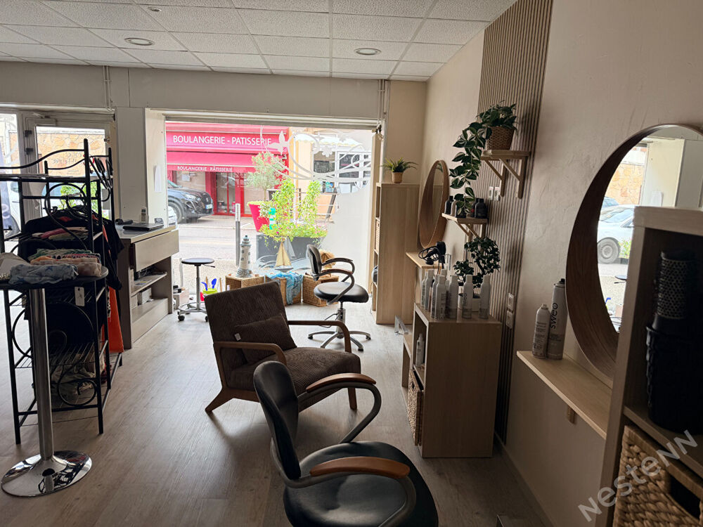  Local commercial à vendre au centre de Fontaines - Opportunité d'investissement Fontaines