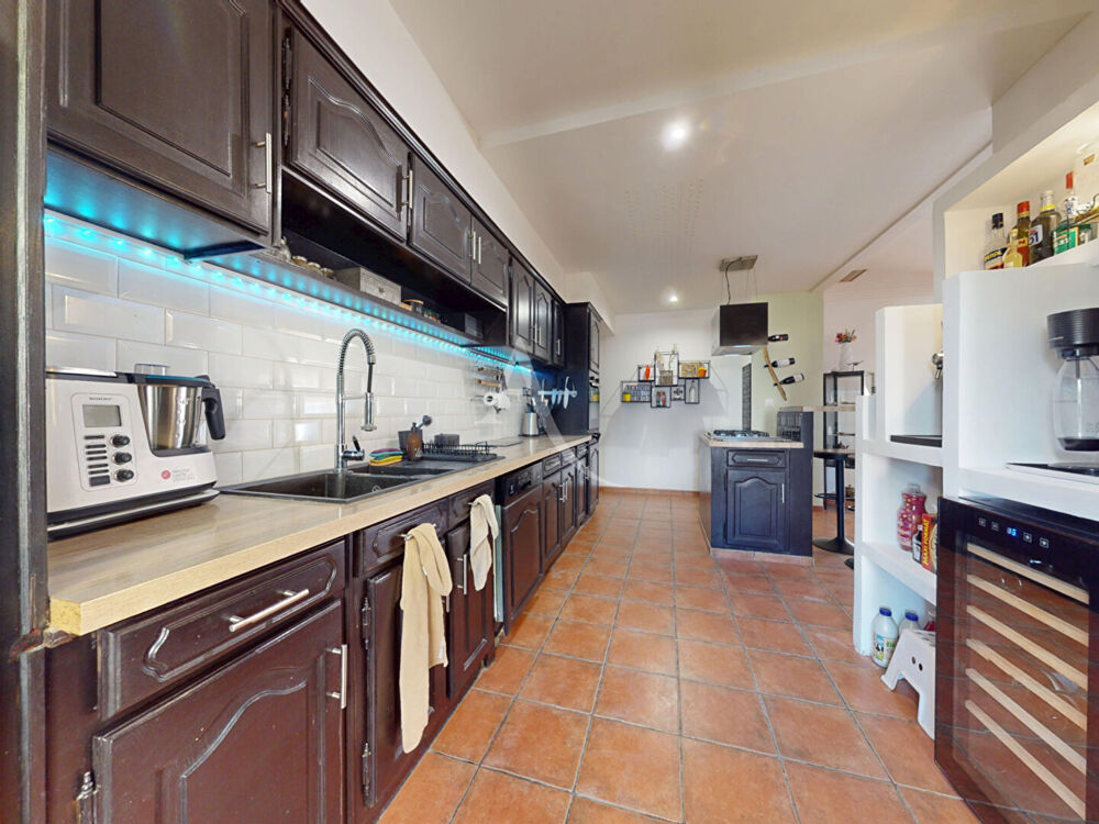 Vente Maison Escales ? Villa de plain-pied T5 avec piscine sur près de 1 900 m² de terrain Escales
