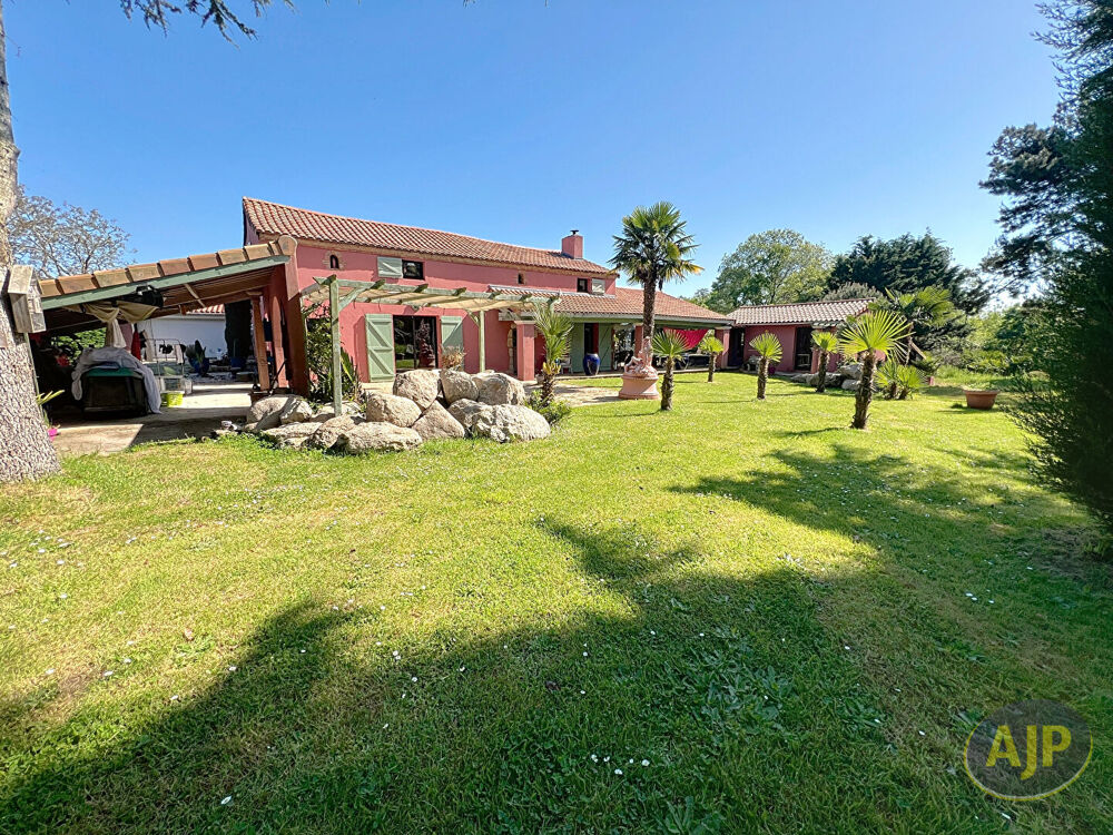 Maison Le May Sur Evre 5 pièce(s) 190 m2