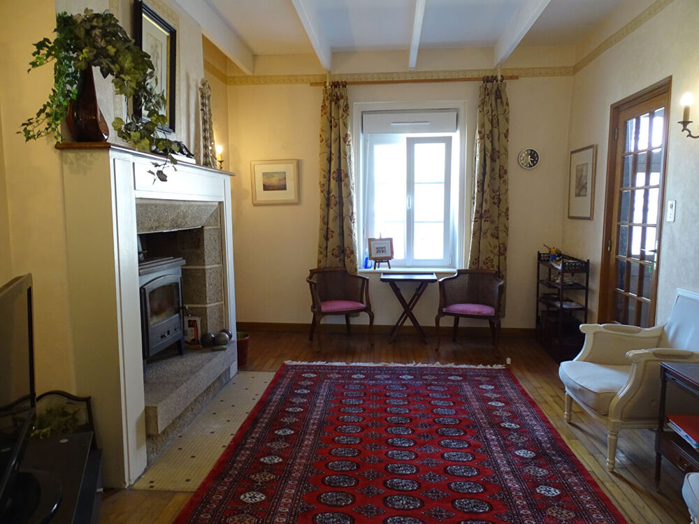 FINISTERE. Grande maison de 4 chambres à vendre, située dans un village, à Collorec