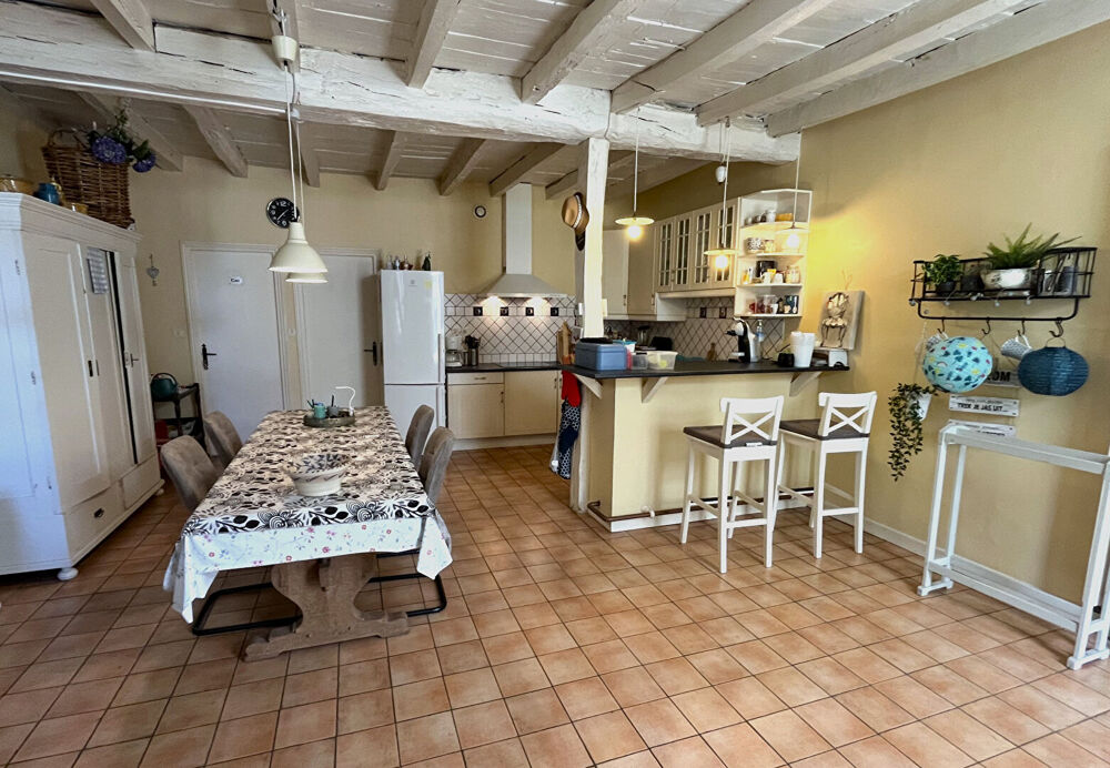 Montmoreau : une grande maison familiale avec studio, jardin et garage