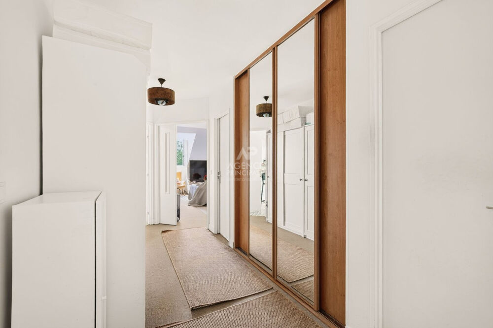Vente Appartement Versailles Parc appartement 4 pièces 96 m² au sol (85.97 m² carrez) situé au3ème et dernier étage avec ascenseur, cave et deux p Versailles