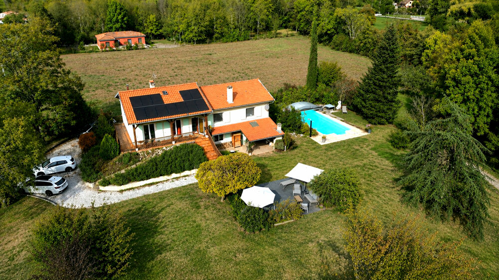 Vente Maison Villa dans village avec commerces , piscine , beau terrain bordé par une rivière Belesta