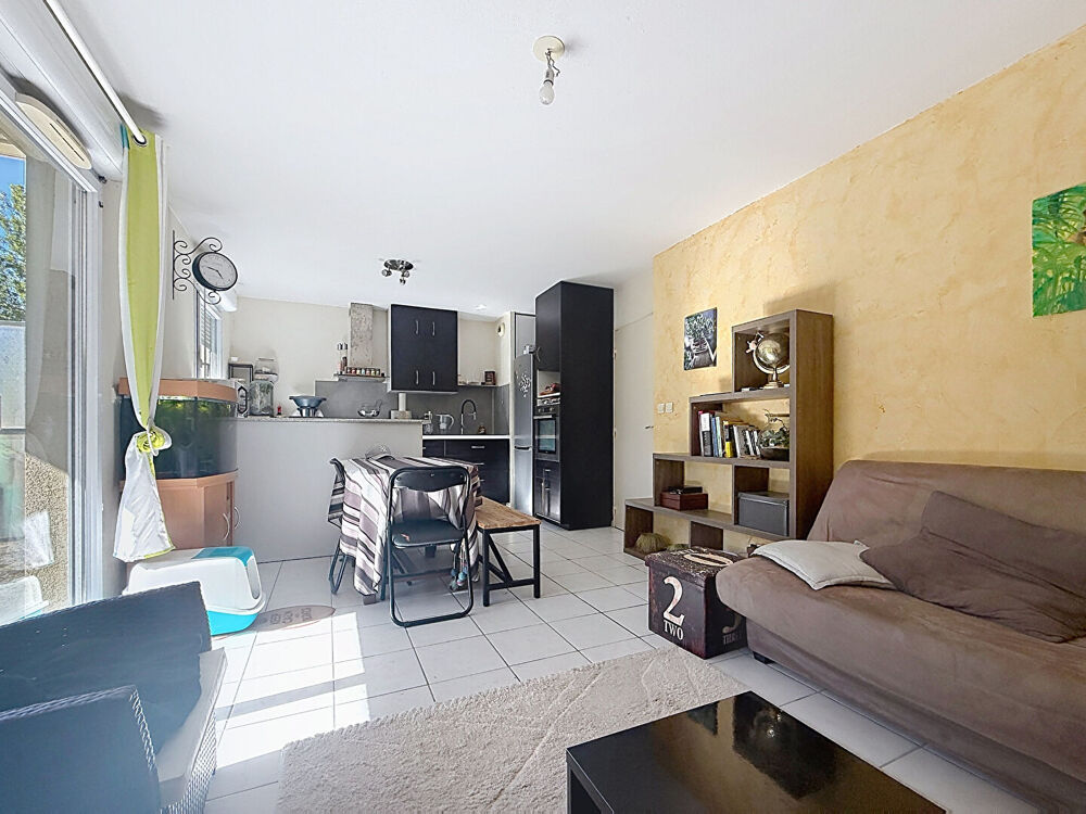 Appartement 3 Pièces 2 chambres, en rez de jardin dans résidence avec piscine et 2 parkings