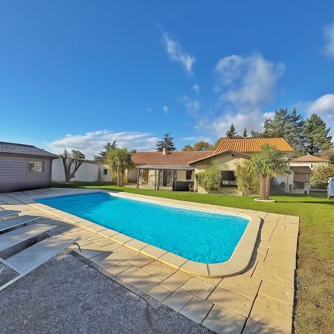   Villa T6 de 200 m� sur son terrain de 1240 m� id�alement situ�e � Vourles Maison - 6 pi�ce(s) - 202 m�