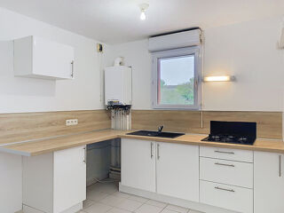 Location Appartement T2 rénové de 44 m² avec petit balcon exposé Sud Les angles