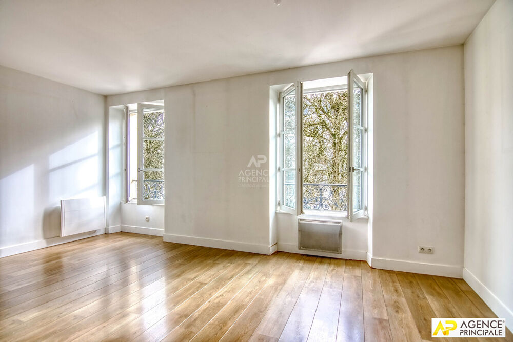 Vente Appartement Versailles Notre-Dame Boulevard de la Reine Appartement duplex 4 pièces de 94m² au sol situé au 1er et dernier étage avec cave Versailles