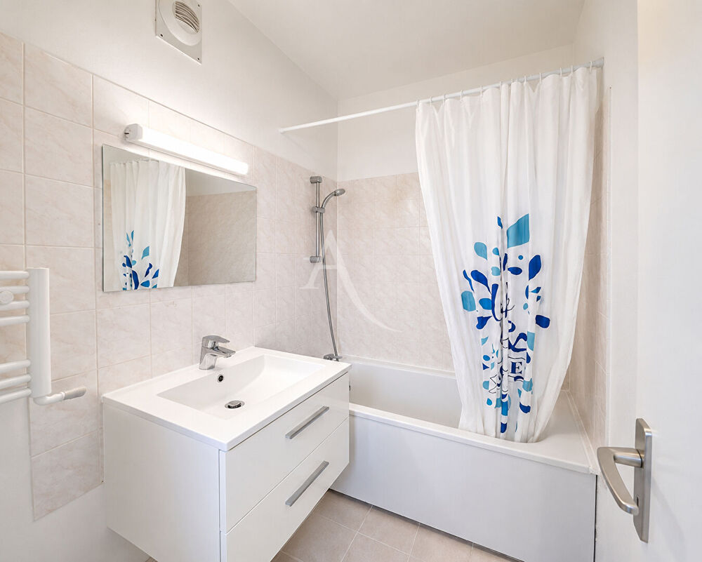 Studio à La Varenne Saint Hilaire de 23.55 m2 avec avec terrasse + cave + parking