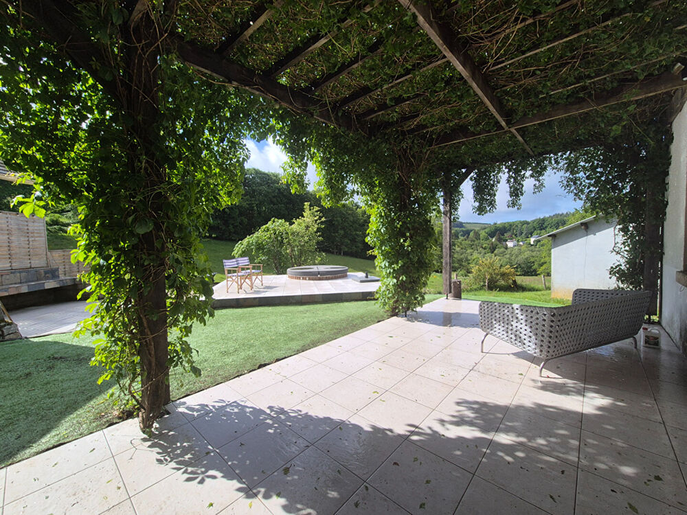 Vente Maison CORRÈZE. Proche d'EYMOUTIERS. Charmante maison en pierre de 3 chambres avec garage, jacuzzi et terrain de 510 m². Magnifique vue Lacelle
