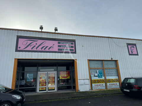 &Agrave; LOUER,  LOCAL COMMERCIAL 666 m&sup2;  ZONE COMMERCIALE DES 4 &Acirc;NES  Rochefort 6000 17300 Rochefort