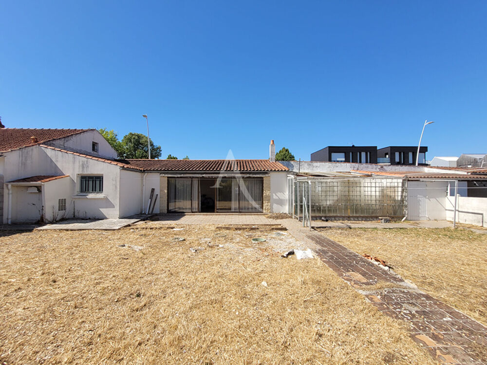 LA ROCHELLE - Quartier Saint-Eloi, Terrain avec dépendances et garage
