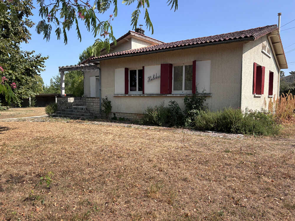 Spacieuse maison de trois chambres avec chalet et grand jardin arboré