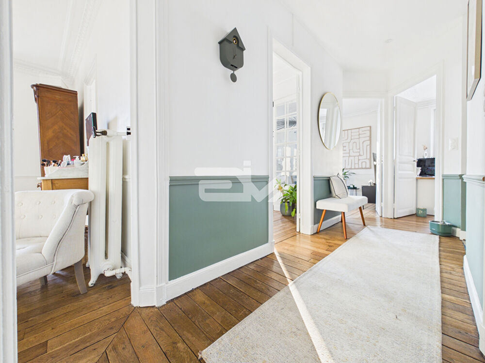 Appartement haussmannien rempli de charme avec stationnement, dépendance et cave
