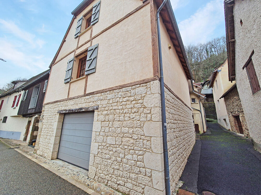 CORREZE. BEAULIEU-SUR-DORDOGNE. Maison impeccable de 2 chambres avec garage. Emplacement au bord de la rivière.