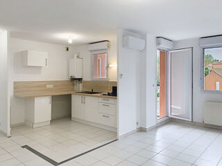 Location Appartement T2 rénové de 44 m² avec petit balcon exposé Sud Les angles
