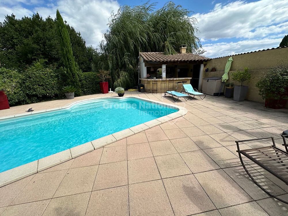 Villa 4 chambres avec terrasse et piscine sur 704m2 de terrain arboré