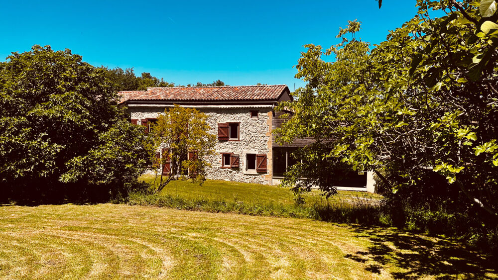 Belle maison en pierre entourée de bois et prairies de plus de 64 ha