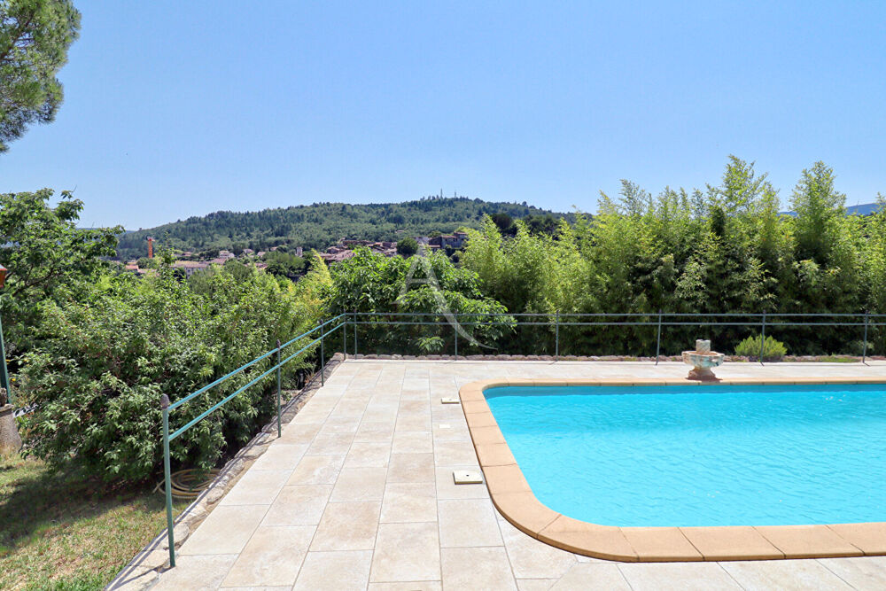 SUPERBE VILLA AU CALME ET A LA VUE IMPRENABLE SUR LE CHÂTEAU DE CERESTE-EN-LUBERON SUR 7380M2 DE TERRAIN AVEC PISCINE