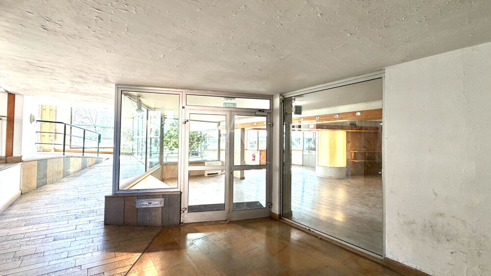   LOCAL COMMERCIAL DE 303.48 M2 AVEC BUREAUX VITRINES PROCHE CENTRE VILLE Manosque