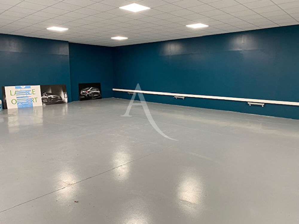   Local commercial VERRIERES LE BUISSON 243.63 m² 