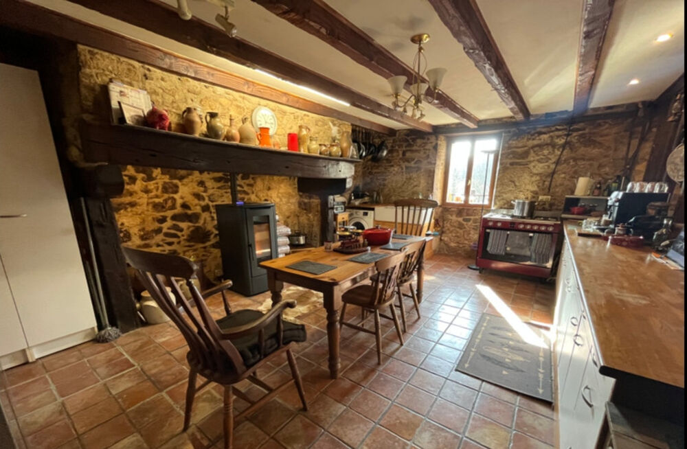 HAUTE VIENNE. Près CHAMBERET. Maison en pierre avec 3 chambres, vue imprenable sur la campagne avec jardins et foret de 12 127m2