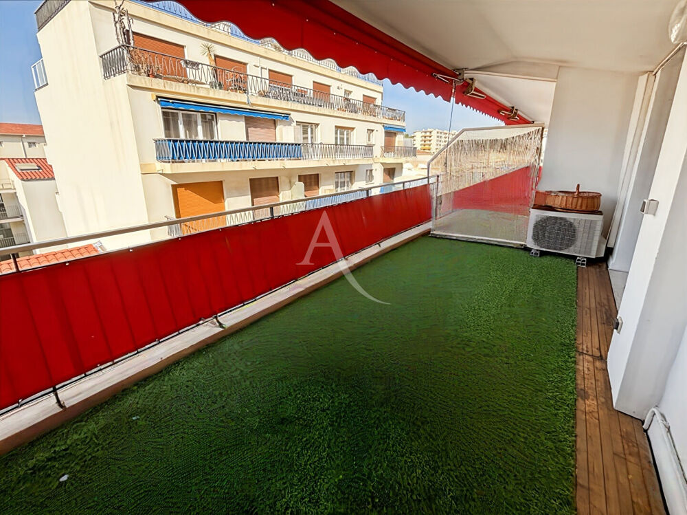 Vente Appartement Studio Cannes 1 pièce 28 m2 avec une grande terrasse. Cannes