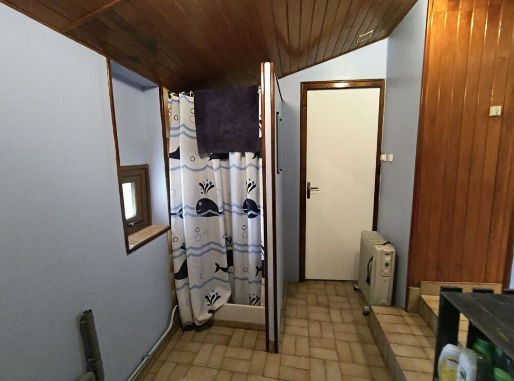 HAUTE-VIENNE- Maison rénovée comprenant deux projets de rénovation, des granges et 6,5 hectares de bois