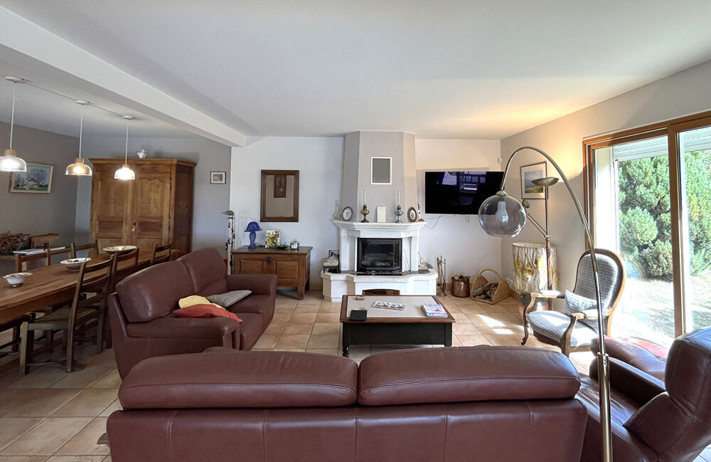 Villa familiale avec grande piscine et vue dégagée, aux portes de Montmoreau