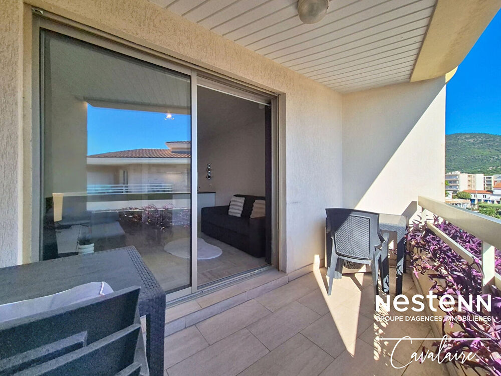 PROCHE PORT ET PLAGES - Appartement excellent état d'environ 28,5 m² au dernier étage avec vue mer
