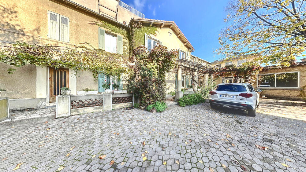 AVIGNON SAINT RUF - Deux maisons et douze garages 300M²