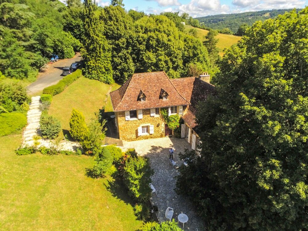 Maison bourgeoise en pierres avec terrain de 14 000m2 et piscine, à Figeac