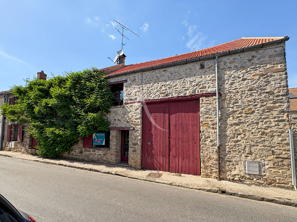 Ancien corps de ferme à Janville-sur-Juine avec grand garage et dépendance