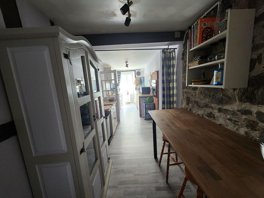Maison Saint Martial Sur Isop 5 pièce(s) -quatre chambres avec grange, garage/dépendances et jardin