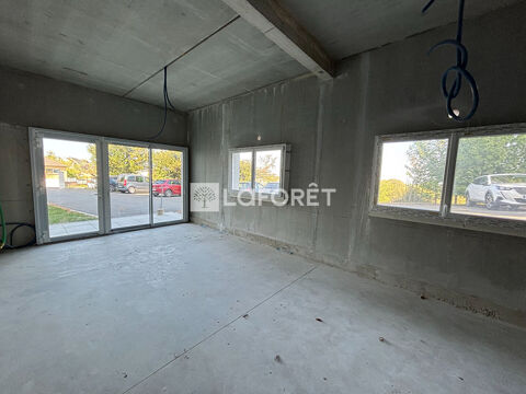   Local commercial de 81m² à aménager 