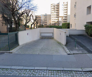  Parking / Garage à louer 1 pièce 13 m²