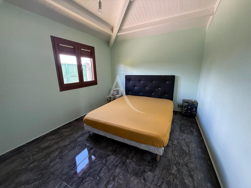Vente Maison Villa T4 récente avec piscine et jardin clos Lamentin