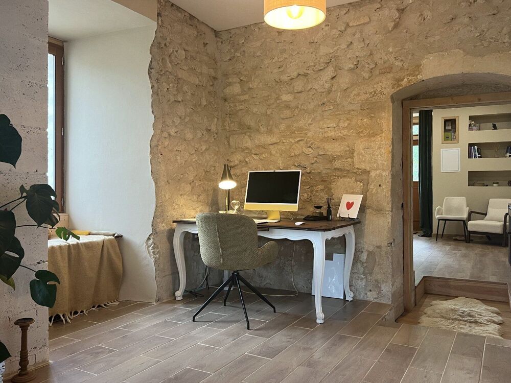 une partie d'un château, bien rénové.