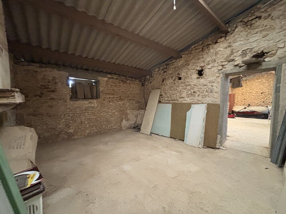 Charmante Maison en Pierre à Rénover dans un Cadre Campagnard Paisible avec Grand Jardin