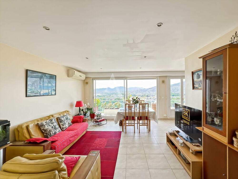 LE CANNET très beau 4 pièces de 83 m² avec terrasse, cave et aperçu mer