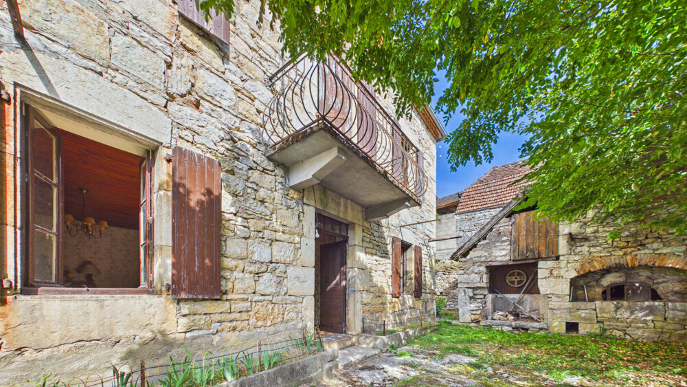 Maison de village en pierre à rénover avec cour intérieure, four à pain et dépendance