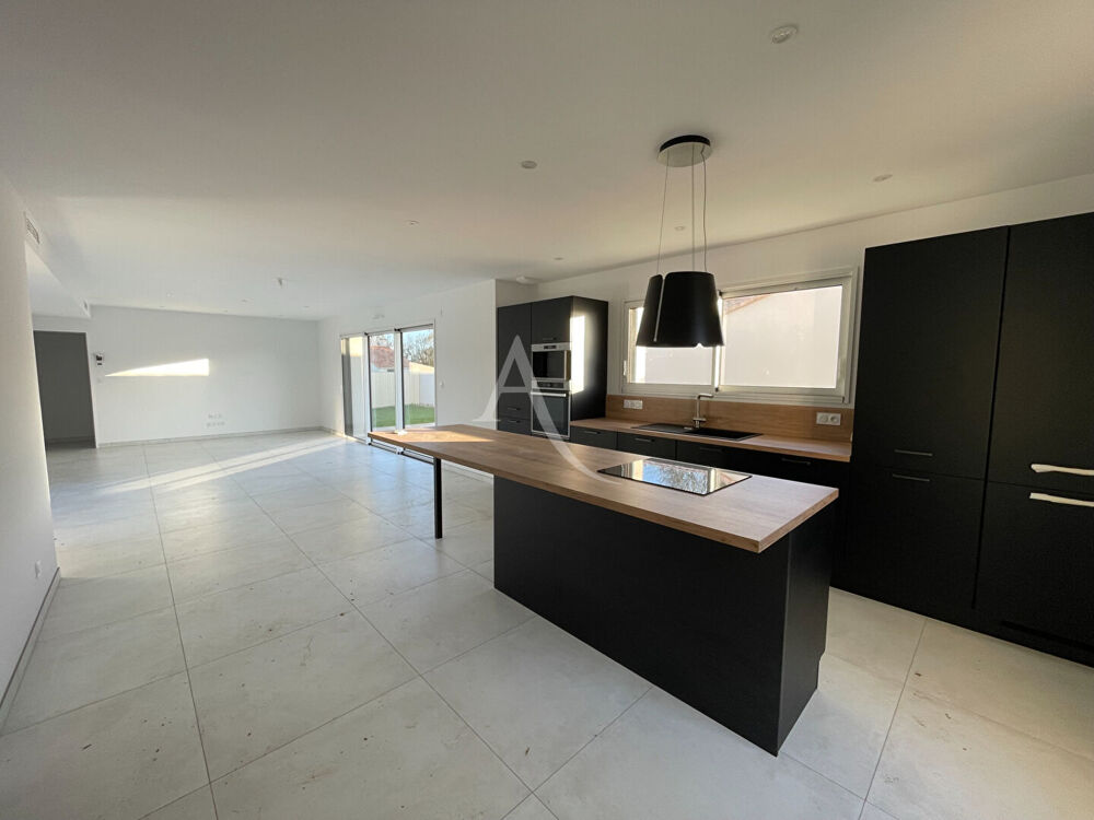 Maison Saint Hilaire La Foret 4 pièce(s) 111 m2
